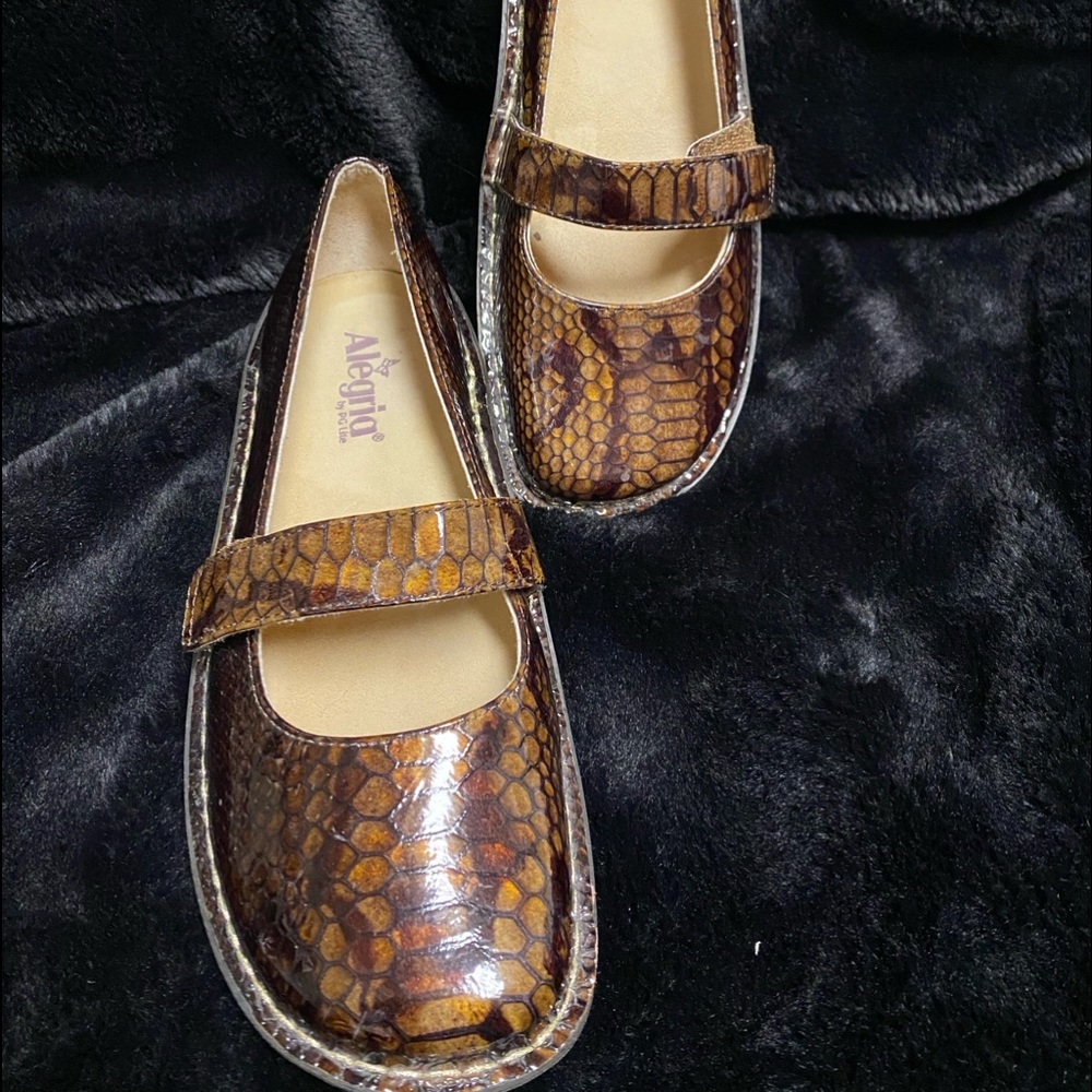 Alegria by PG lite brown python sz 40